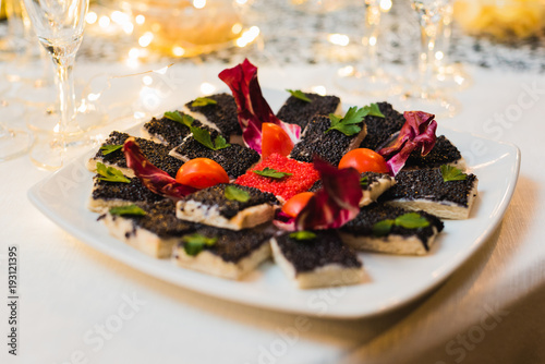 Tortine di pane al caviale photo