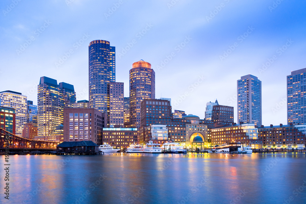 Naklejka premium Financial District Skyline i Harbor o zmierzchu, Boston, Massachusetts, USA