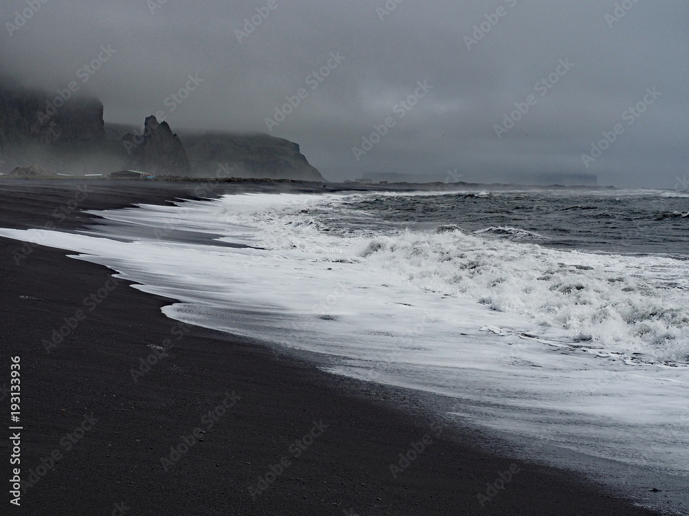 Vik mit Felsformation Reynisdrangar – Dünung und schwarzem Strand
