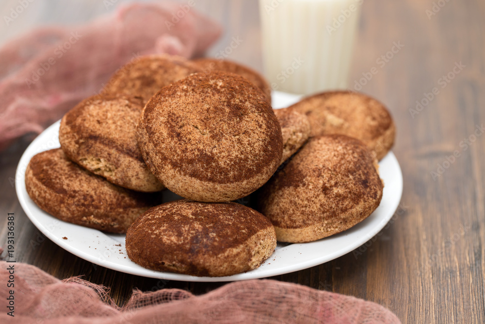 Fototapeta premium cinnamon cookies on white plate