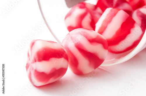 bonbons gélifié rouge et blanc en bocal de verre sur fond blanc
