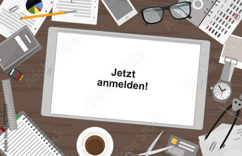 Schreibtisch mit Tablet - Jetzt anmelden