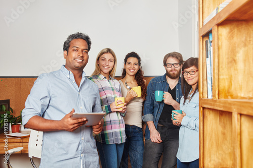 Gruppe Studenten macht eine Pause