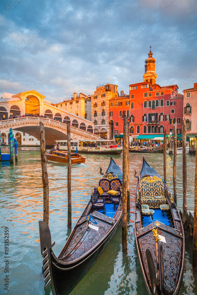 Fototapeta premium Kanałowy Grande z gondolami i kantora mostem przy zmierzchem, Wenecja, Włochy