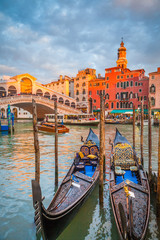 Plexiglas schilderij Rialtobrug Canal Grande gondels bij zonsondergang  © JFL Photography