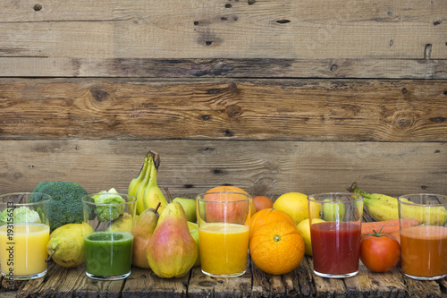 Cinco smoothies, zumos  de frutas y verduras frescas photo