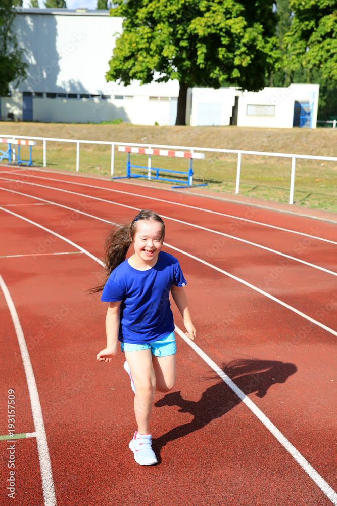 Obraz premium Little girl have fun on the stadium