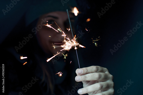 Mujer con vengala en fiesta photo