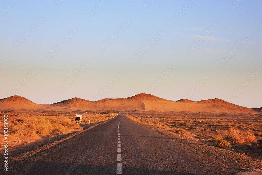 carretera que cruza el desierto