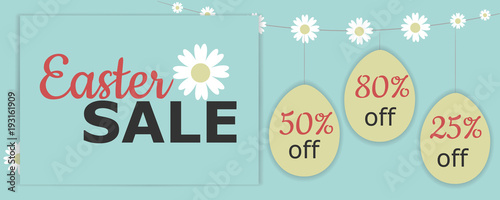 Векторная Иллюстрация. Пасхальный баннер с надписью " Easter Sale" , пасхальными яйцами, ромашками на голубом фоне и цифрами скидок.
