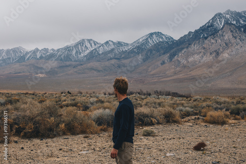 Canvas Print Blonde Man in the Desert and Mountains