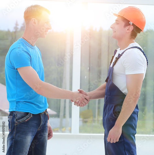 handshake between customer and foreman