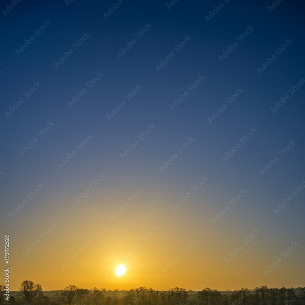 Wunderschöner Sonnenaufgang mit Freiraum für Text