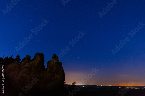 Nachtaufnahme der Teufelsmauer Hamburger Wappen im Harz photo