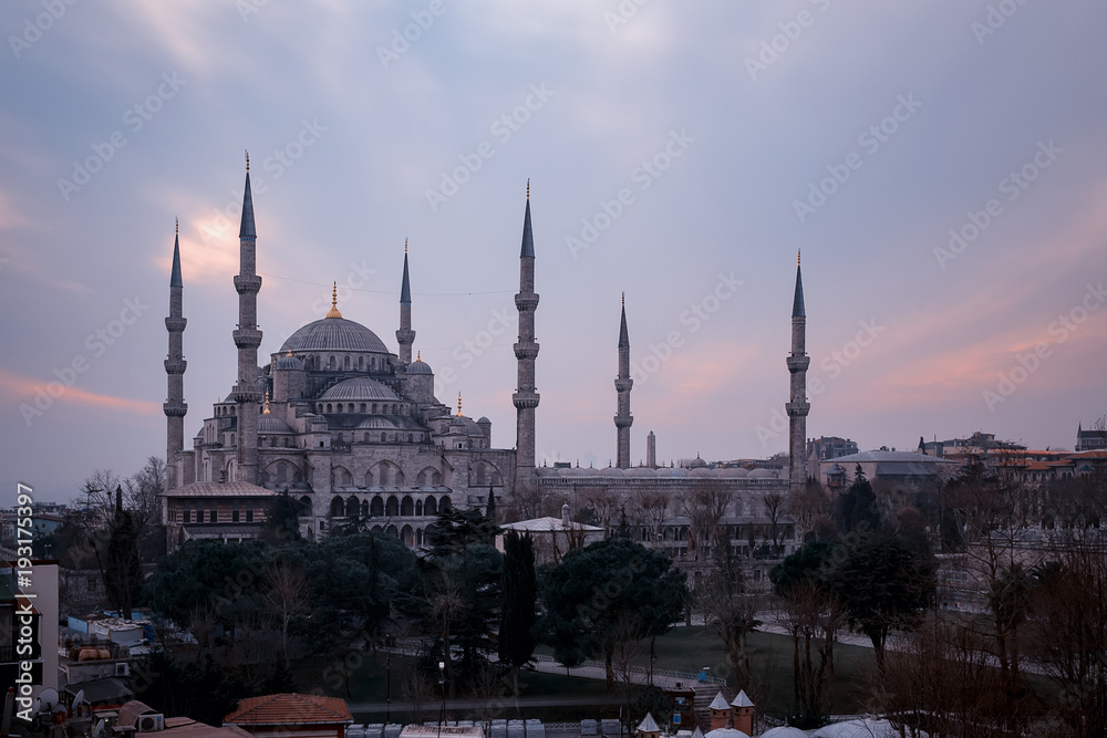 Obraz premium Stambuł, Turcja. Sułtan Ahmet Camii nazwał Błękitny Meczet tureckim islamskim punktem orientacyjnym z sześcioma minaretami, główną atrakcją miasta.