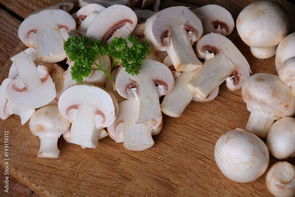 Fototapeta premium champignon geschnitten und ganz