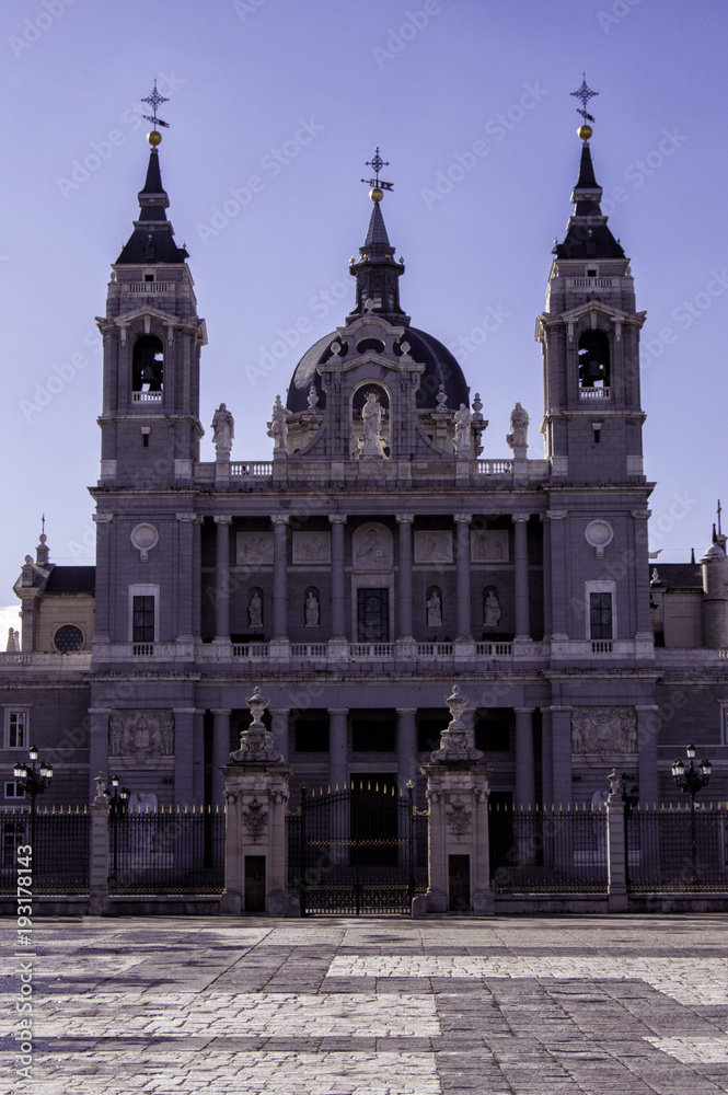 Catedral de la Almudena desde la plaza de la Armería del Palacio Real de Madrid
