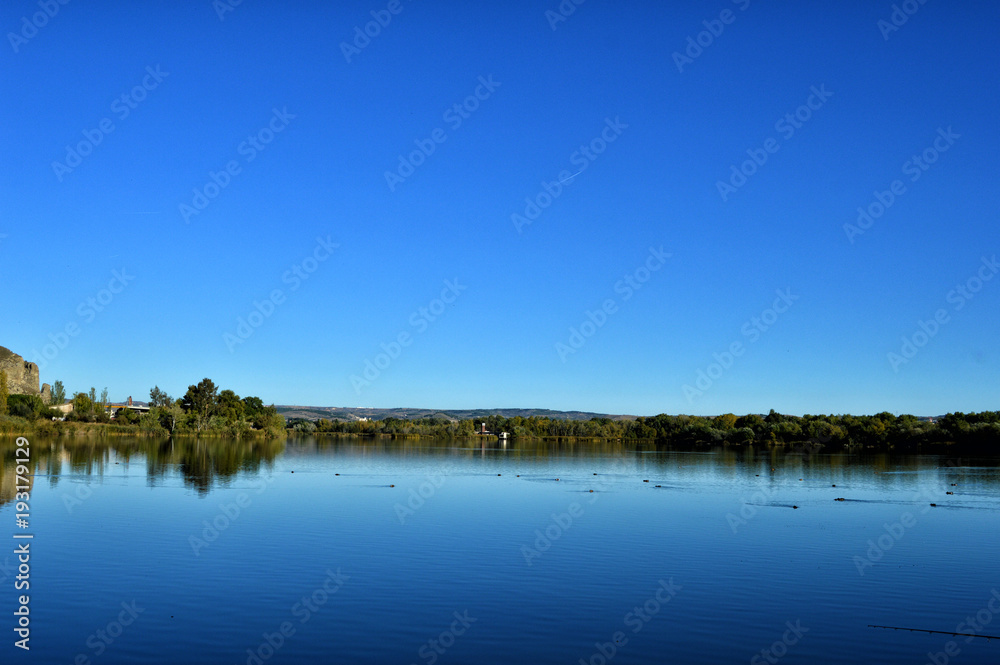 Fototapeta premium Lagunas del Campillo en Rivas vaciamadrid, cerca de Madrid