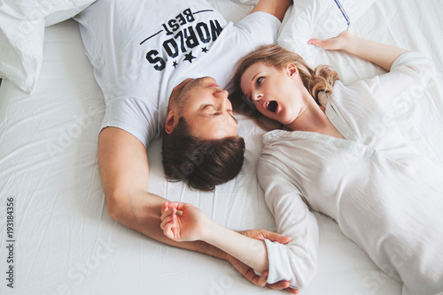 Quadro su tela Couple in bed. Amazement