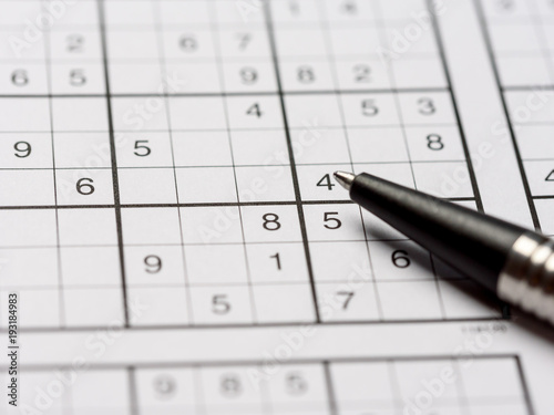 Leeres Sudoku Rätsel mit Kugelschreiber