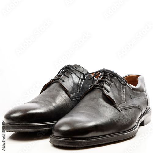 Schwarze Business Schuhe isoliert vor weißem Hintergrund