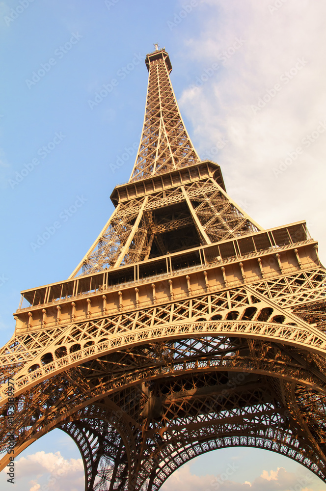 Eyfel kulesi alttan bakış açısıyla, Paris, Fransa,