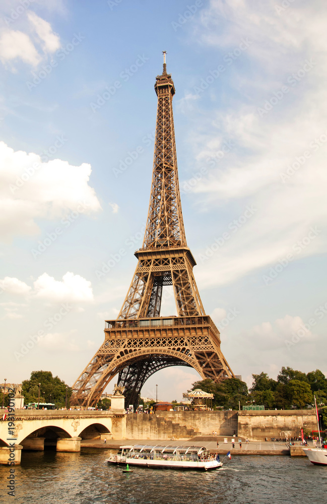 Eyfel kulesi, bulutlu gökyüzü, Paris, Fransa