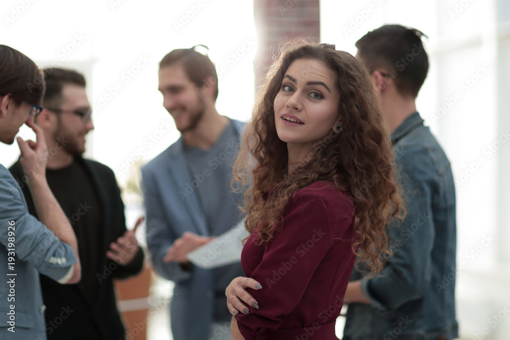 Obraz premium young business woman on the background of the employees.