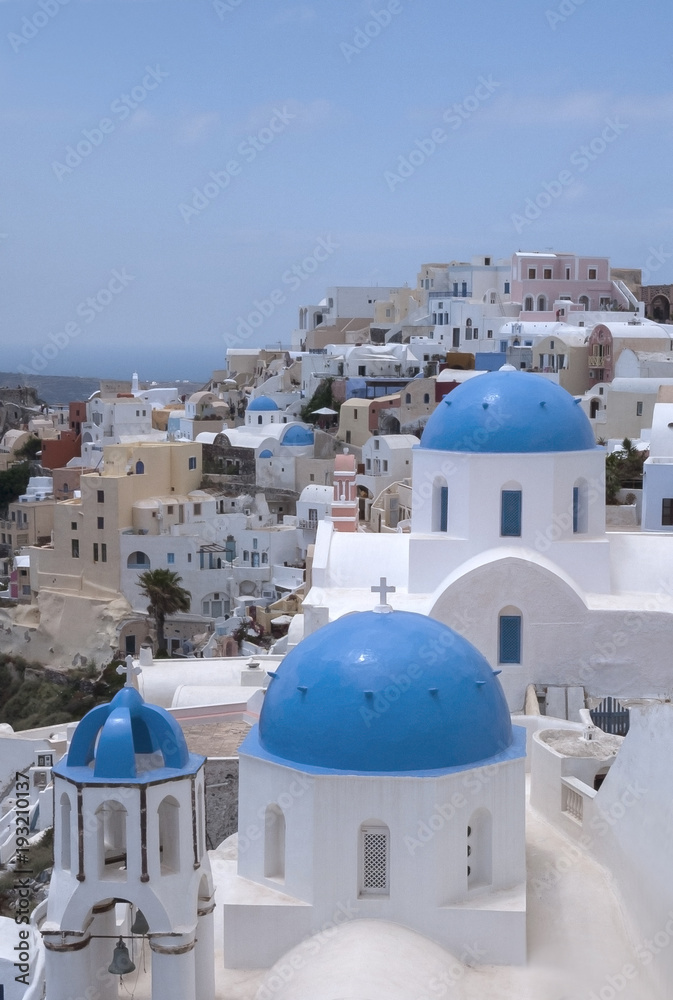 Φωτογραφία Blue dome church of beautiful Oia in Greek Island of Santorini, Greece