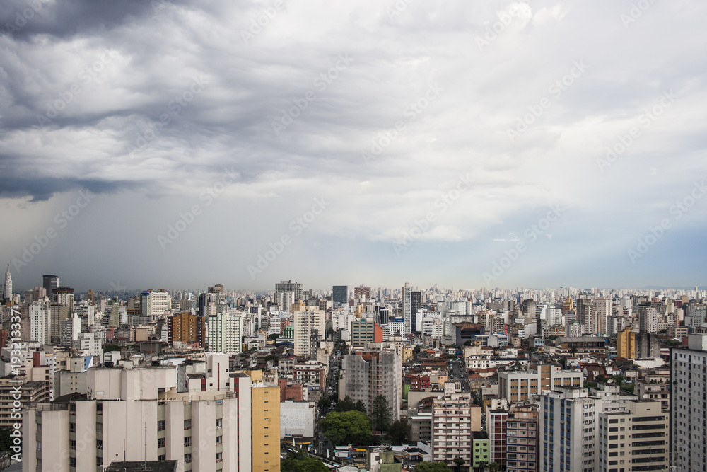 Chuva chegando ao centro de São Paulo