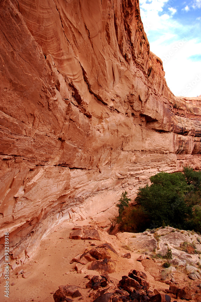 Huge sandsone wall with Anizazi ruins perched in crack.