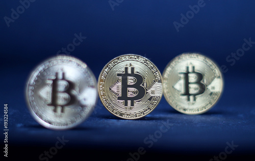 Obraz na płótnie Three coins of bitcoin on black background. w salonie