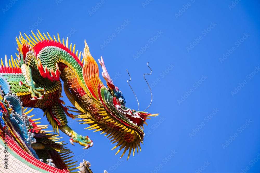 Fototapeta premium China's religious beliefs, the temple's roof with the transfer of decoration, inlaid craft dragon