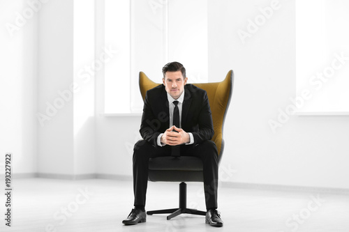 Handsome businessman sittin...
