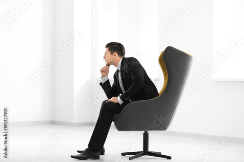 Handsome businessman sittin...