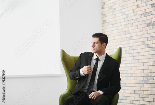 Handsome businessman sittin...