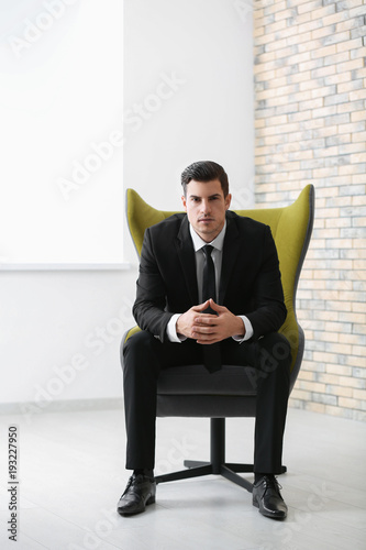 Handsome businessman sittin...