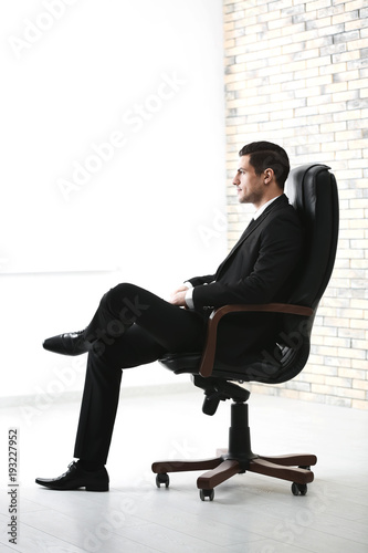 Handsome businessman sittin...