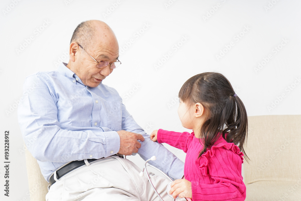 Obraz premium 子供と遊ぶおじいちゃん