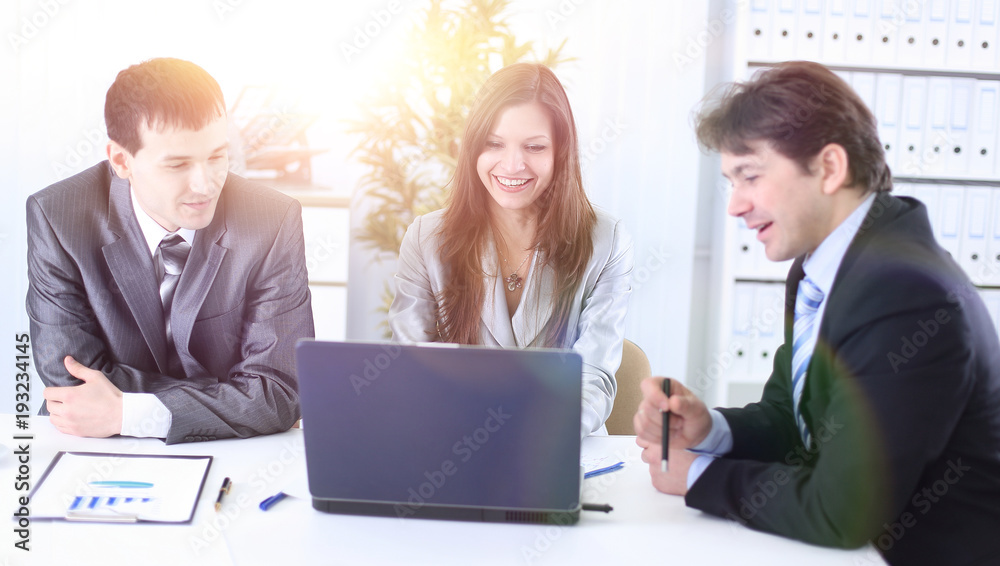 Obraz premium business team discusses work plan