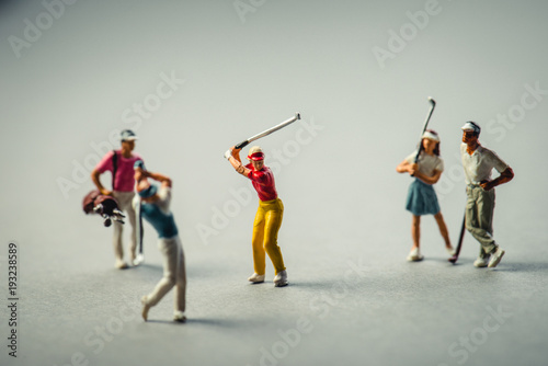 ミニチュアのゴルファー © beeboys