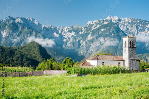 Foto Small church on the Alpe Adria cycle path, Italy.