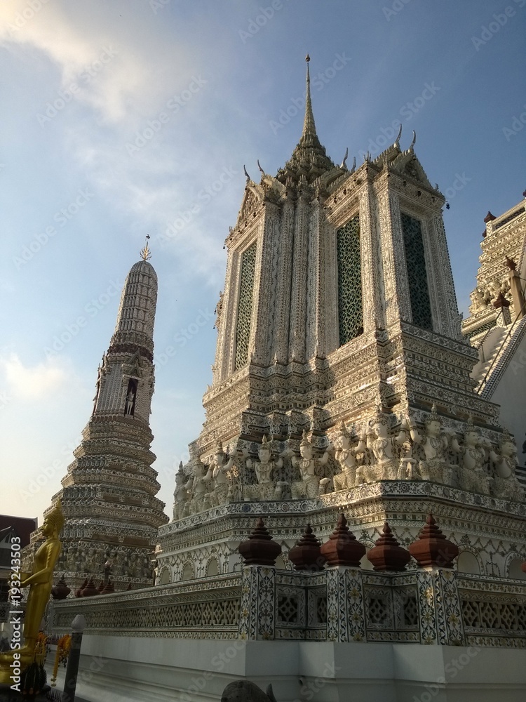 Obraz premium Details of famous Wat Arun buddhist temple, Bangkok, Thailand, East Asia, with its rich decoration and giants. daylight, outdoor, tourism industry, religion, buddhism