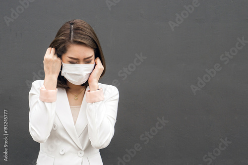 Slika na platnu Woman suffer from sick and wearing face mask