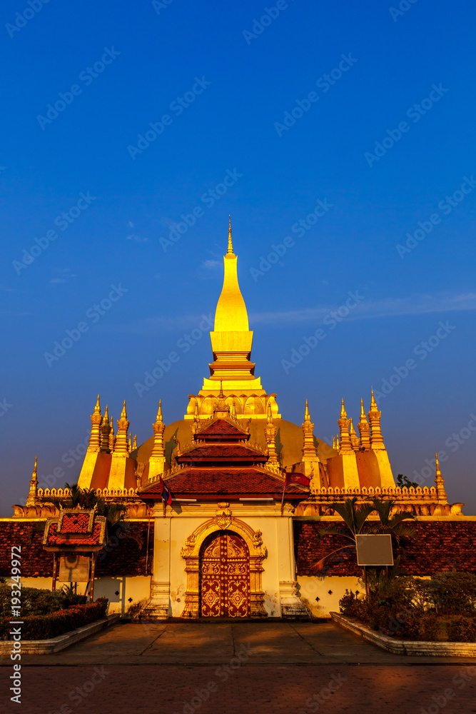 Naklejka premium ທາດຫຼວງ golden pagoda wat Phra That Luang in Vientiane