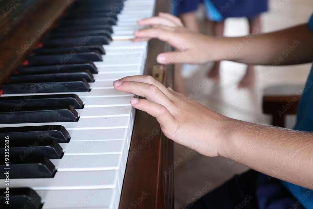 Obraz premium learning to play the piano