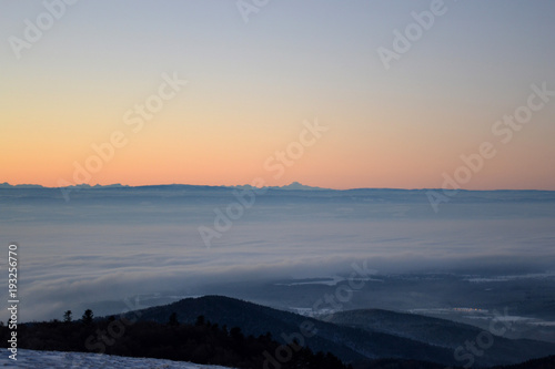 Lever du soleil en montagne   vue sur les Alpes depuis les Vosges  tons gris orang  s  Alsace  France