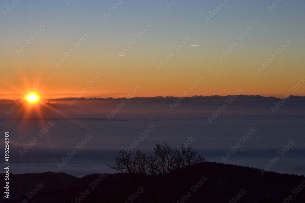 Lever du soleil en montagne,  vue sur les Alpes depuis les Vosges, tons gris orangés, Alsace, France