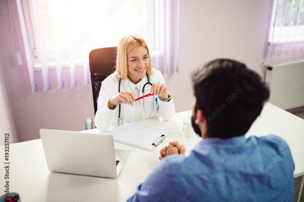 Obraz premium Patient having consultation with female doctor In office.