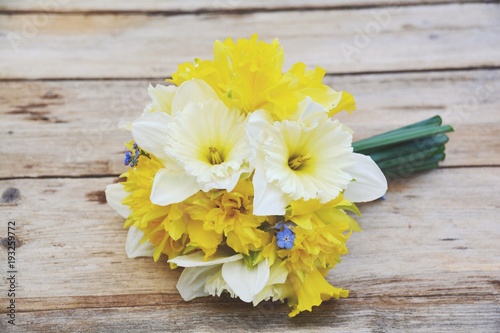 Fototapeta Naklejka Na Ścianę i Meble -  Grußkarte - Blumenstrauß - Osterglocken